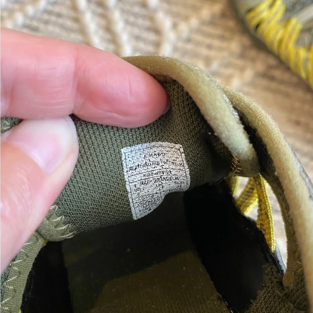 Chaco outcross 2 Unisex avocado-Size Youth 2‎ GUC